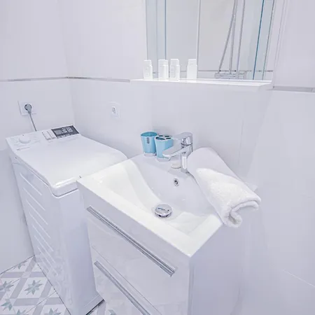 Cozy 1-bedroom Flat Next To The Center Varşova
